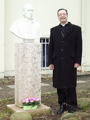 Monsignore Layola und die Pius-Büste Monsignore Layola und die Pius-Büste