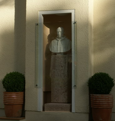 Die Pius-Bste in neuem Domizil