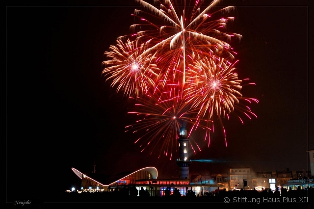 Leuchtturm in Flammen.jpg - Wir wünschen allen ein friedvolles Weihnachtsfest und gute Wünsche für das neue Jahr 2009.Die Zukunft wird nicht weniger aufregend werden, denn nicht vergessen, 2009 ist das Jahr der Jubiläen!