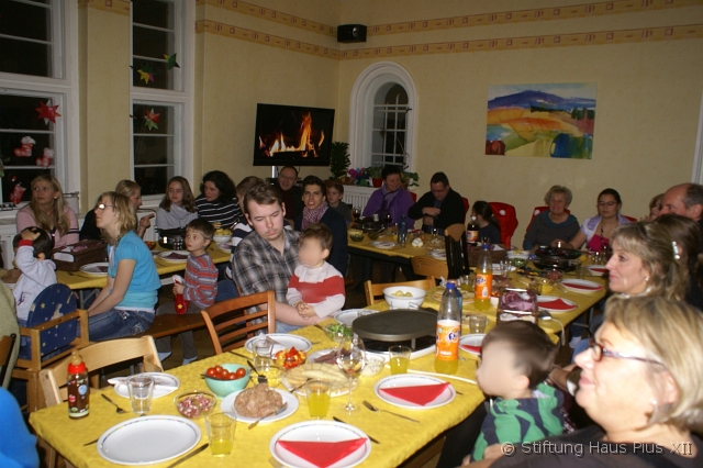 DSC09983.JPG - ... freut er sich auf die Haus Pius-Runde! ... Er berichtet was im Jahr von oben zu notieren war! ...