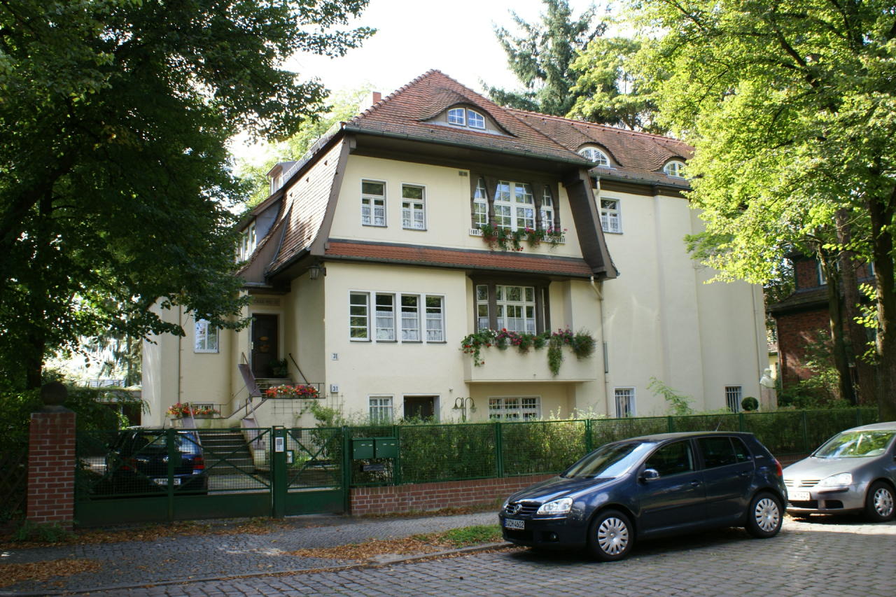 Die Einrichtung von der Strae aus